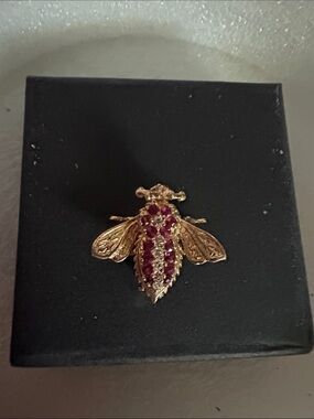 14 kt gold bee brooch with genuine rubies and diamonds